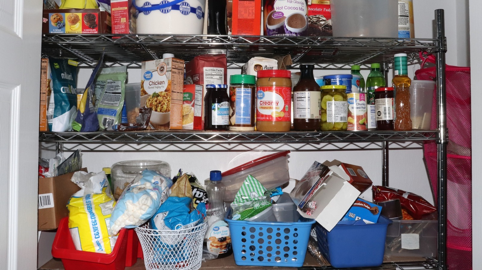 Bir kilerdeki çekmeceler neden organize etmek için raflardan daha iyidir?