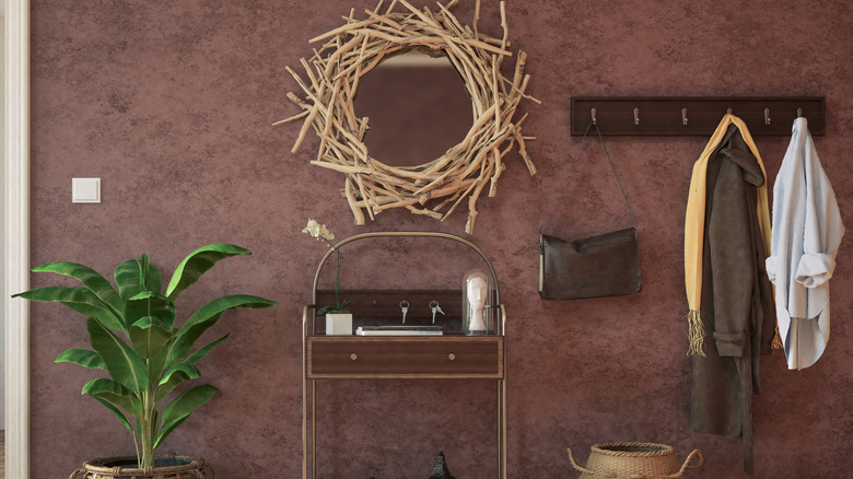 bordo boyalı giriş yolu