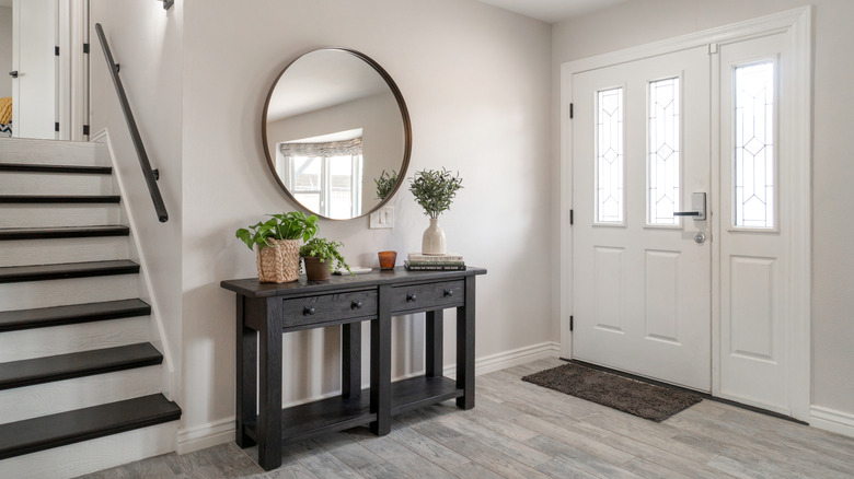 Açık renkli boyalı duvarlar ve zeminli giriş yolu