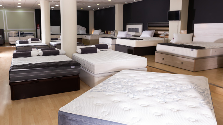 Bir mağazada sergilenen yataklar