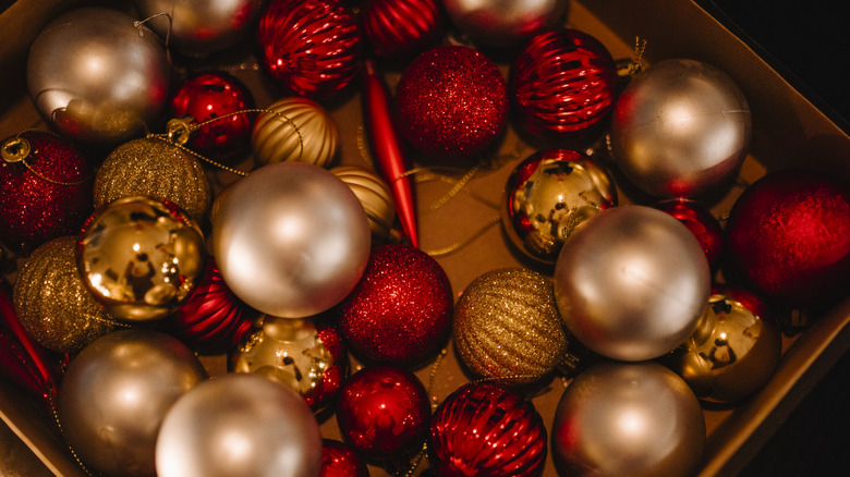 Bir kutudaki kırmızı Noel süsleri