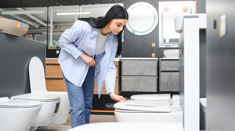 Yeni bir tuvalet için alışveriş yapan kişi