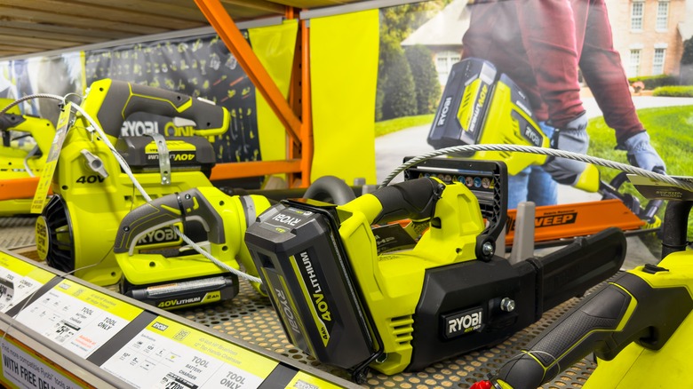 Ryobi çim ekipmanı bir perakendecinin rafında sergilendi.