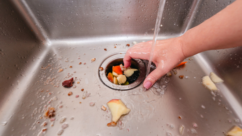 Bir lavabo çöp ünitesi ile gösterilen uygun gıda atığı bertarafı