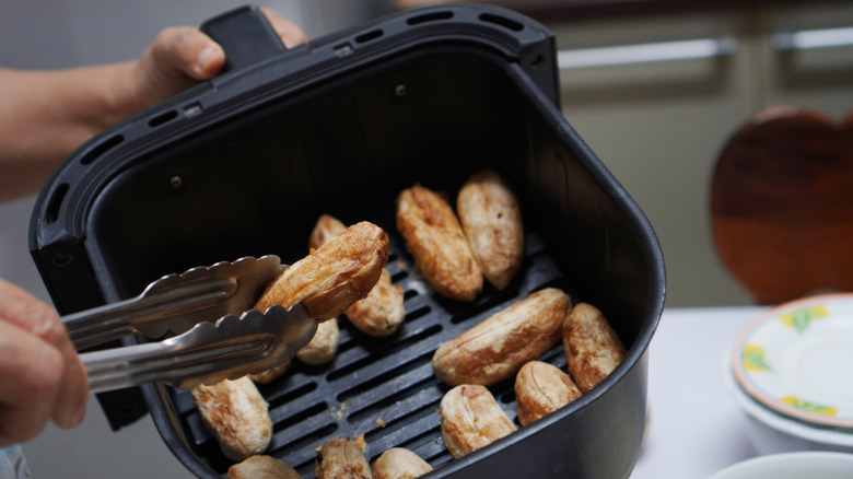 Birisi muz kızartması için bir hava fritözü kullanır