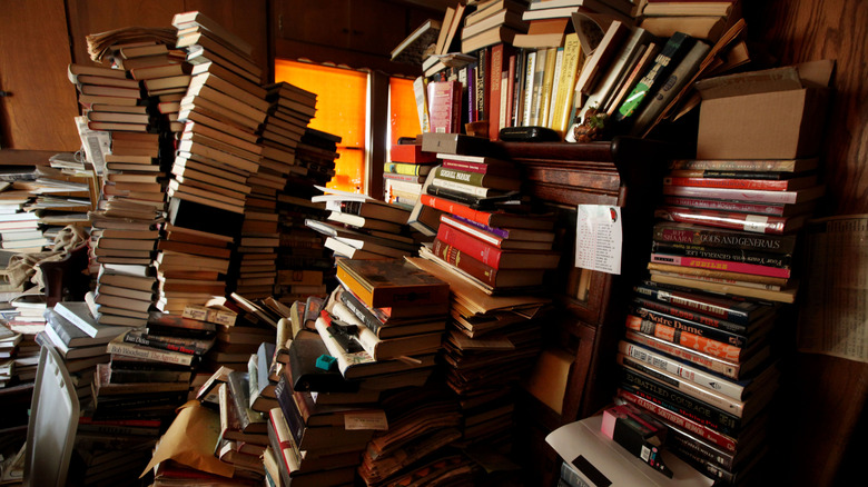 Bir diğerinin üzerine istiflenmiş kitap yığınları ve yığınları