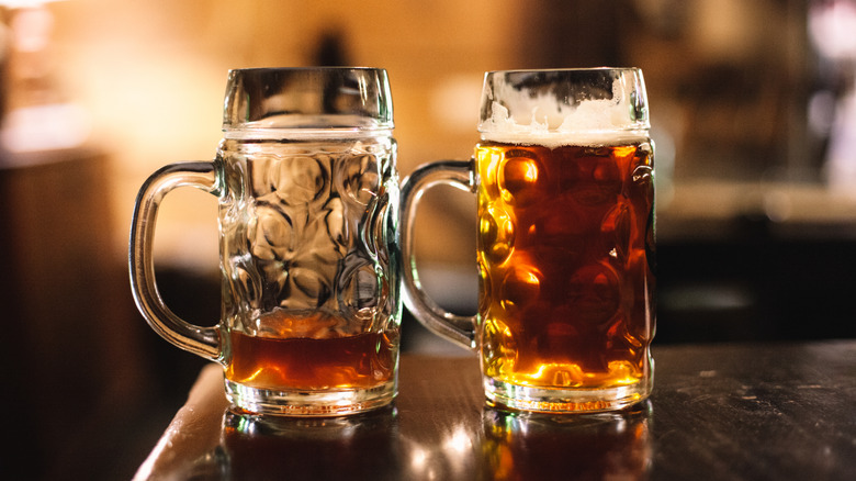 İki cam bira kupası