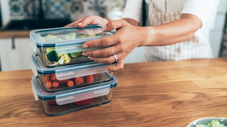 Bir kişi yiyecekleri hava geçirmez bir kapta paketler