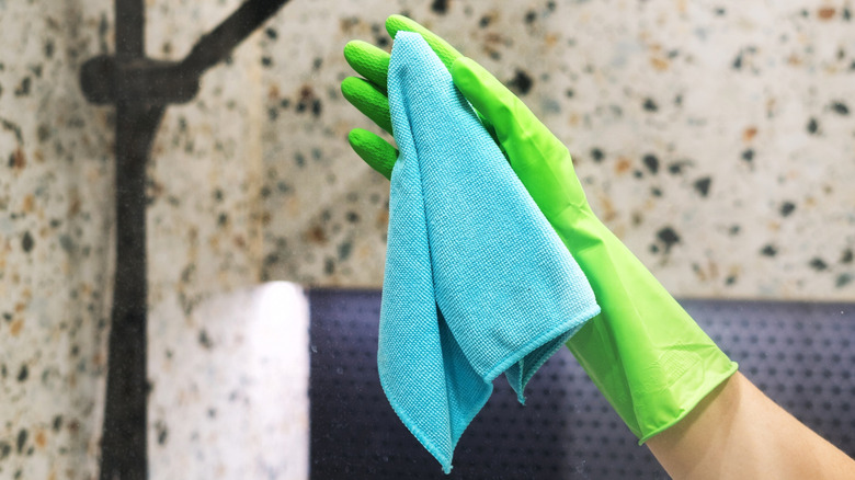 Eldivenli el silme mikrofiber bezle duş cam