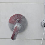 Duşunuzda sabun pisliğini ve sert su birikimini önlemek için kolay çözüm