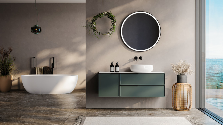 Çim kumaş tarzı duvar kağıdı ile sakin banyo