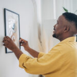 Galeri duvarınızı yükseltecek maksimalist resim çerçevesi trendi