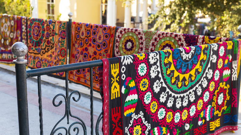 Açık Hava Piyasasında Geleneksel Suzani Halılar