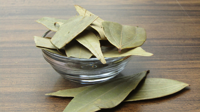 Bir masada küçük bir cam kapta kuru koy yaprakları