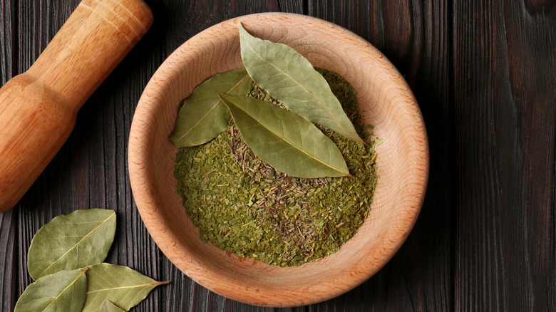 Bay yaprakları, masaya yakın bir havaneli olan bir harç içinde toz haline getirilmiş