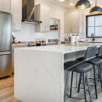 Mutfak adası etekleri trend: işte nasıl dağınık görünmelerini sağlayacak şekilde