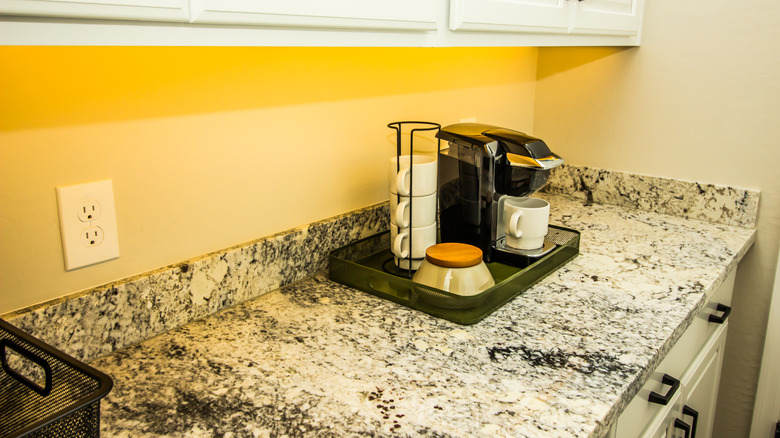 Üstte kahve tepsisi ile granit mutfak tezgahı