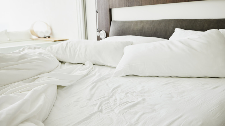 Beyaz çarşaflar ve yastıklarla yapılmayan bir yatak