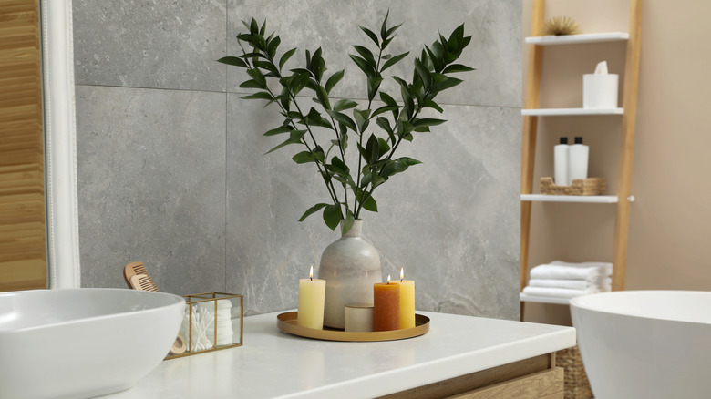 Bir banyonun küvetin sonunda makyajın bir köşesini ve uzun bir raf ünitesini gösteren küçük bir bölümü