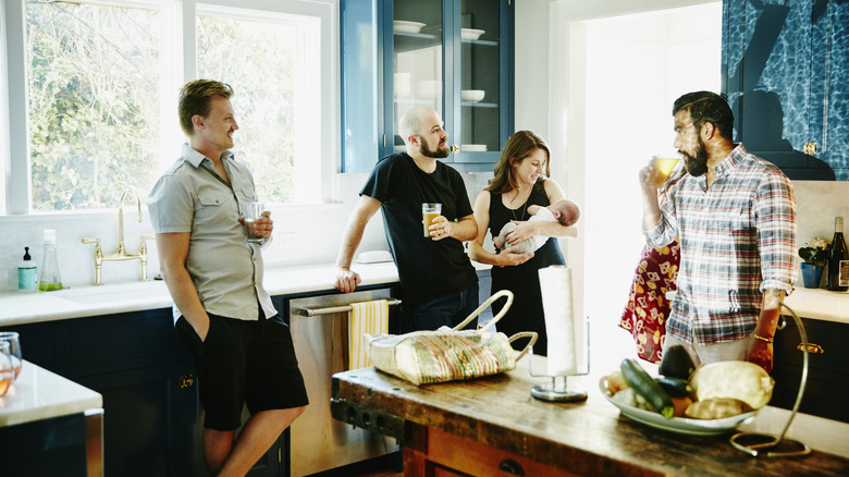 Büyük bir mutfakta toplanan bir grup