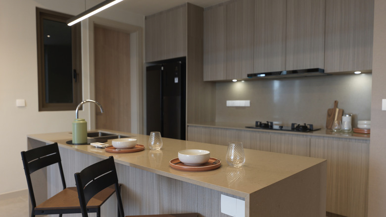 Vintage tarzı U-şekilli mutfakta kadın