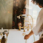 Pahalı görünen bir banyo ister misiniz? Bu çarpıcı renkleri kullanın