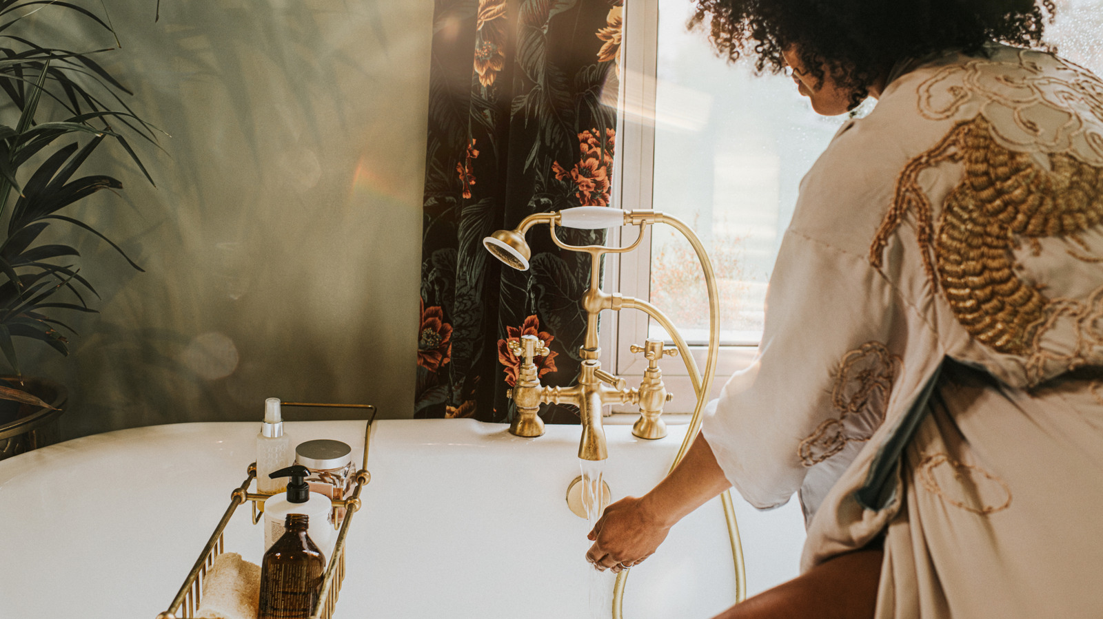 Pahalı görünen bir banyo ister misiniz? Bu çarpıcı renkleri kullanın