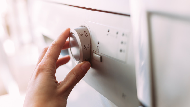 Kadranı bir bulaşık makinesine taşıyan el