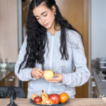 Bunun yerine onları bahçede yeniden kullanabileceğinizde elma kabuklarını atmayın