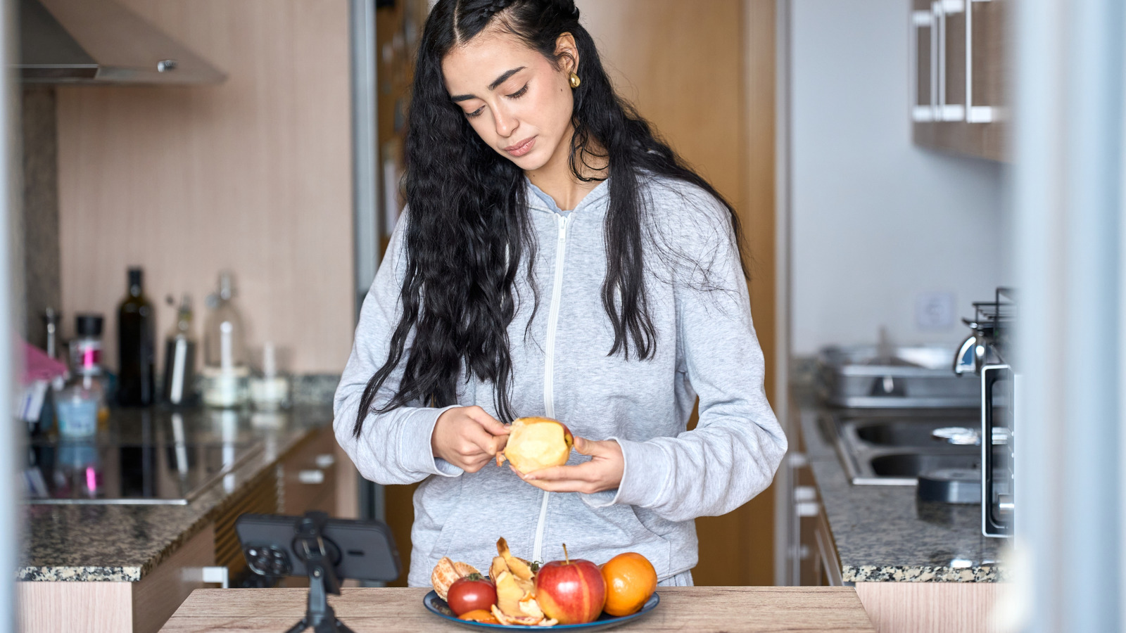 Bunun yerine onları bahçede yeniden kullanabileceğinizde elma kabuklarını atmayın