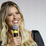 Christina Haack'in katman ucu büyük giriş yolu avizelerine uygun bir alternatiftir