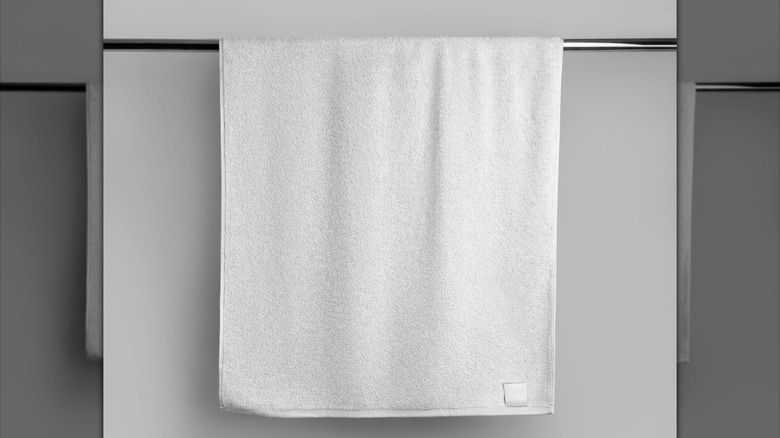 Bir barda asılı havlu