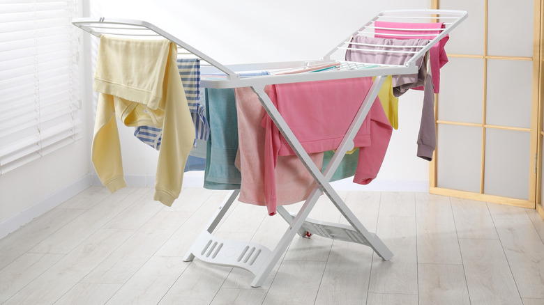 Üzerinde kurutma çamaşırları ile giysi rafı