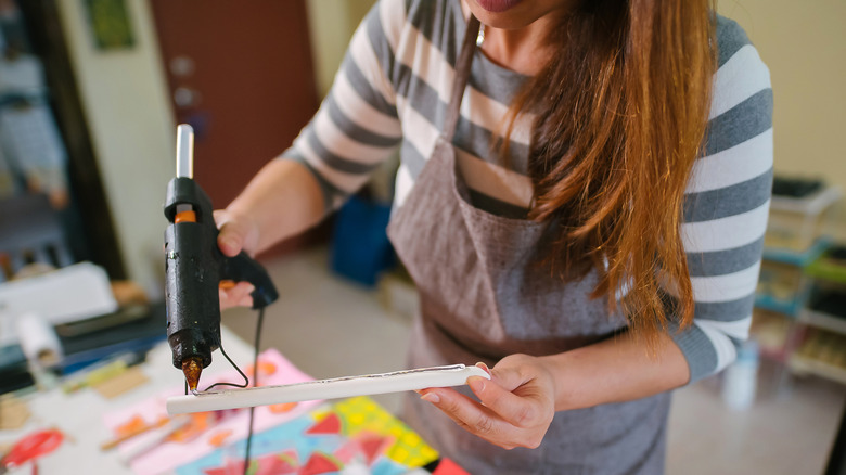 Tutkal tabancasıyla çalışan kadın