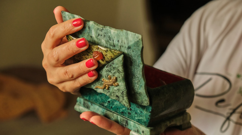 Taş kutu tutan kişi