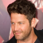 Nate Berkus, tasarruf mağazalarında ve ikinci el mağazalarda dikkat etmek için vintage mücevherleri paylaşıyor