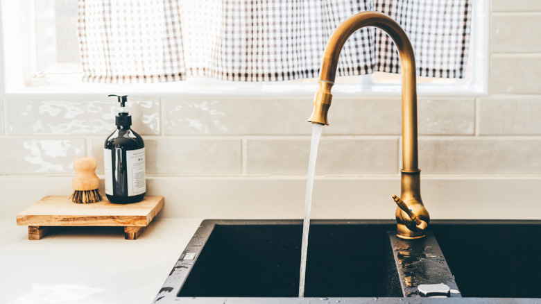 Ahşap sabun tepsisi ile lavor