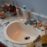 Şık bir dolar ağaç kesme tahtası hack ile düzenlenen lavabo tarafı esasları tutun