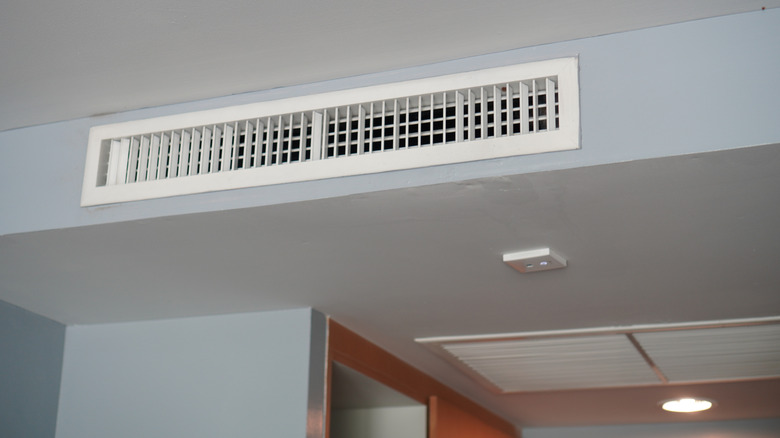 Evde tavanın yakınında açık hava havalandırma