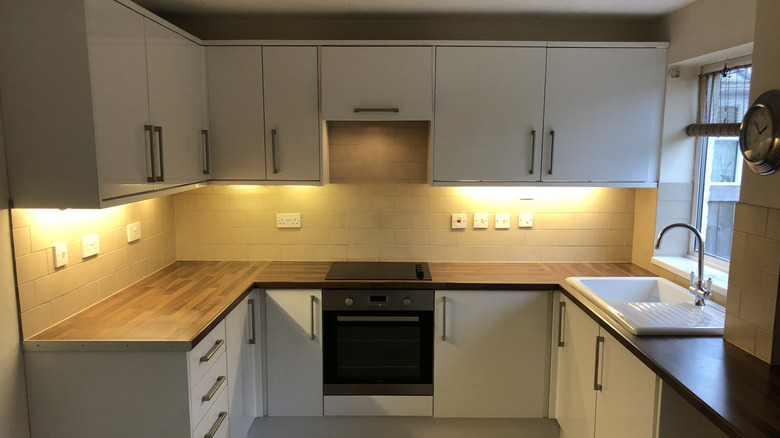 Dolap aydınlatması olan bir mutfak