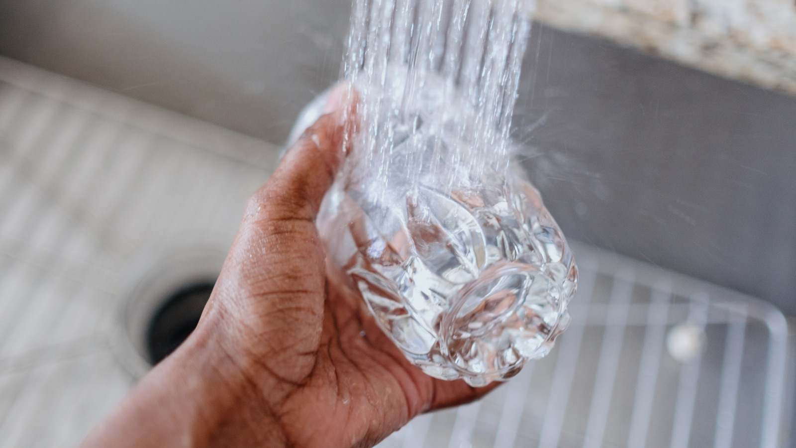 Yapışkan kalıntıyı camdan çıkarmanız gereken tek yol