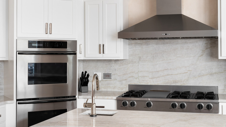 Beyaz mutfakta paslanmaz çelik aletler