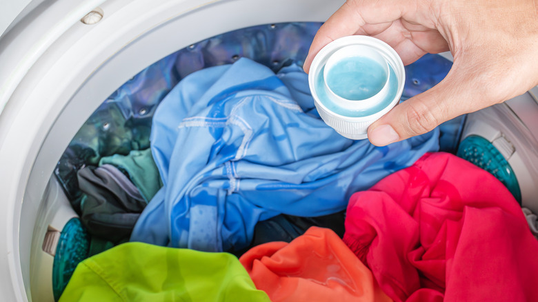 Lavaboda elle yıkanan kıyafet parçası.