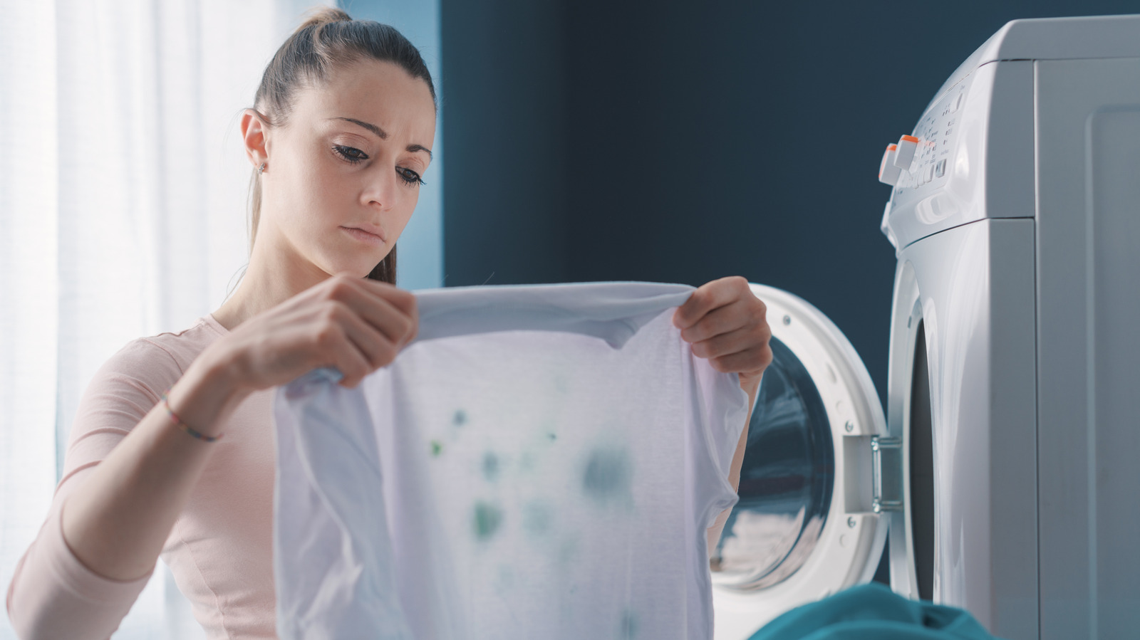 Deterjan lekelerini çamaşırlardan hızlı bir şekilde çıkarmak için sirke hack