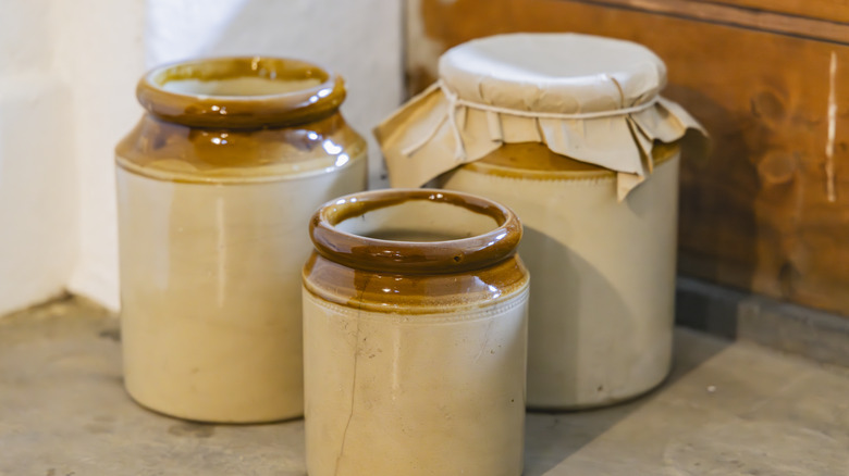 Üç Bej Stoneware Grubu