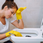 Muhtemelen elinizde olan bir ev malzemesiyle tuvaletinizi temizleyin