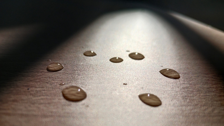 Ahşap yüzeyde birkaç su damlacık