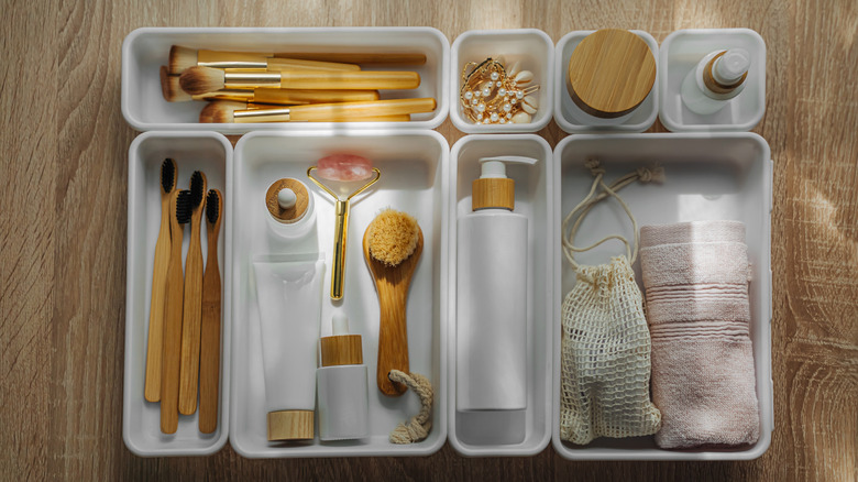 Çekmece organizatörlerinde depolanan banyo temelleri