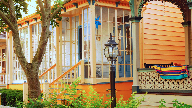 Kapalı ön sundurma ile turuncu bir ev