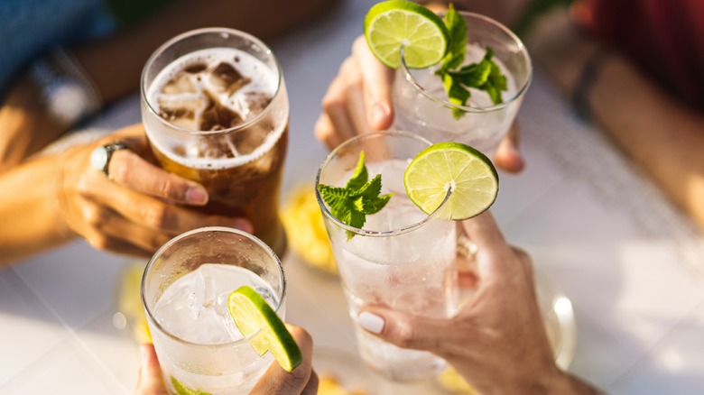 Kokteyl içecekleri ile kızartarak bir vesileyle kutlayan insan grubu.